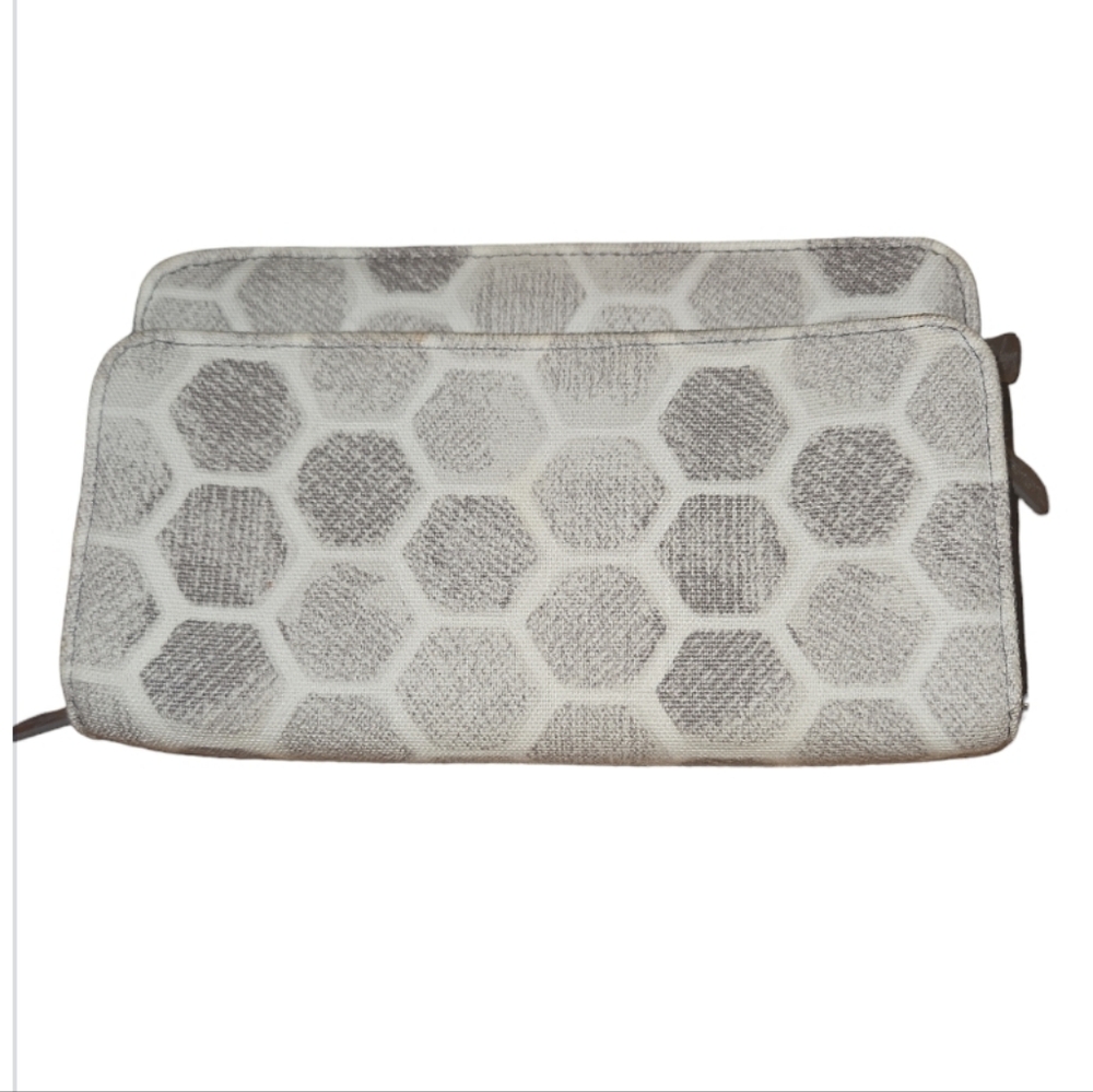 Thirty-one wristlet, but the strap is gone. still a great wallet! EUC 7Lx4.5W